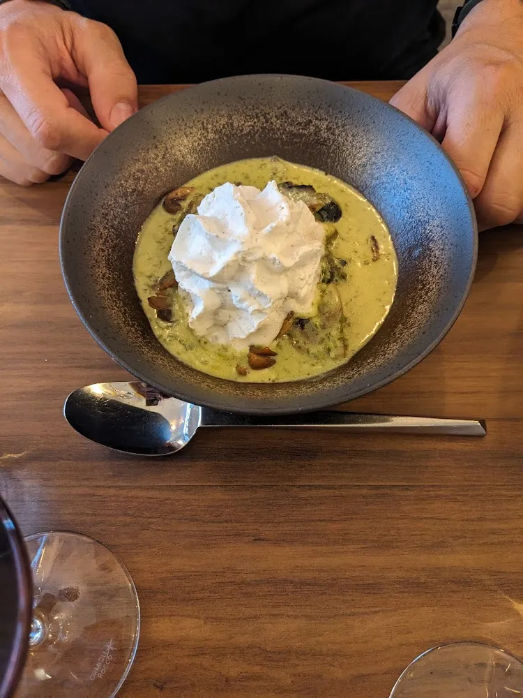Poêlée d'escargots de Bourgogne Champignons Et Sa Crème Beurre Vert